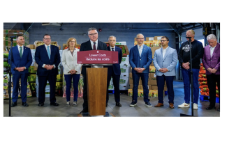 L-R: MPP Trevor Jones (Ontario Minister of Agriculture); James Maloney-MP for Etobicoke—Lakeshore; Sophie Chatel- Parliamentary Secretary to the Minister of Agriculture and Agri-Food; The Honourable Heath MacDonald, Minister of Agriculture and Agri-Food; The Right Honourable Mark Carney, Prime Minister of Canada,  Steve Bamford of Fresh Advancements and past CPMA chair, Quinton Woods of Gwillimdale Produce Ltd.; Jeff Madu of Windset Farm and Dan Martin of EarthFresh Farms.