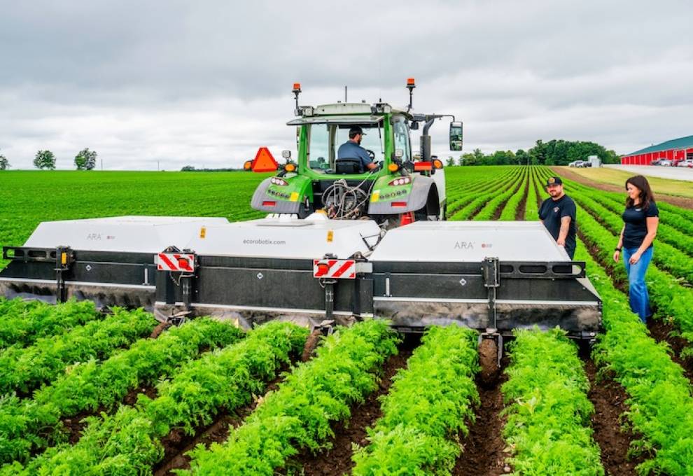 Isaiah Galbraith is in the driver’s seat as Alexa Hambly-Galbraith, business operations manager for Gwillimdale Farms, Bradford, Ontario, highlights some of the equipment’s benefits to fellow grower Brandon Scholten, Korag Farms. Photo by Paul Novosad.
