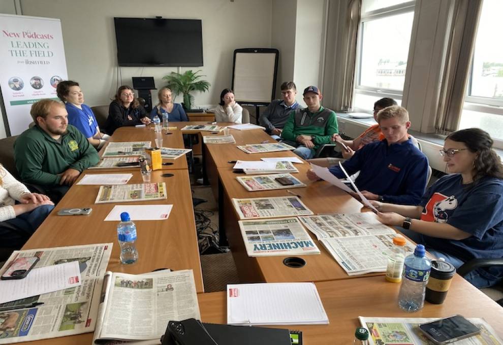 University of Illinois students analyzing Irish ag media at Agriland.