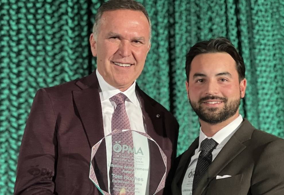 Tom Hughes, president of EarthFresh Farms (left), accepts the Lifetime Achievement Award from Andrew George, EarthFresh Farms. Photo by Grocery Business Magazine. 