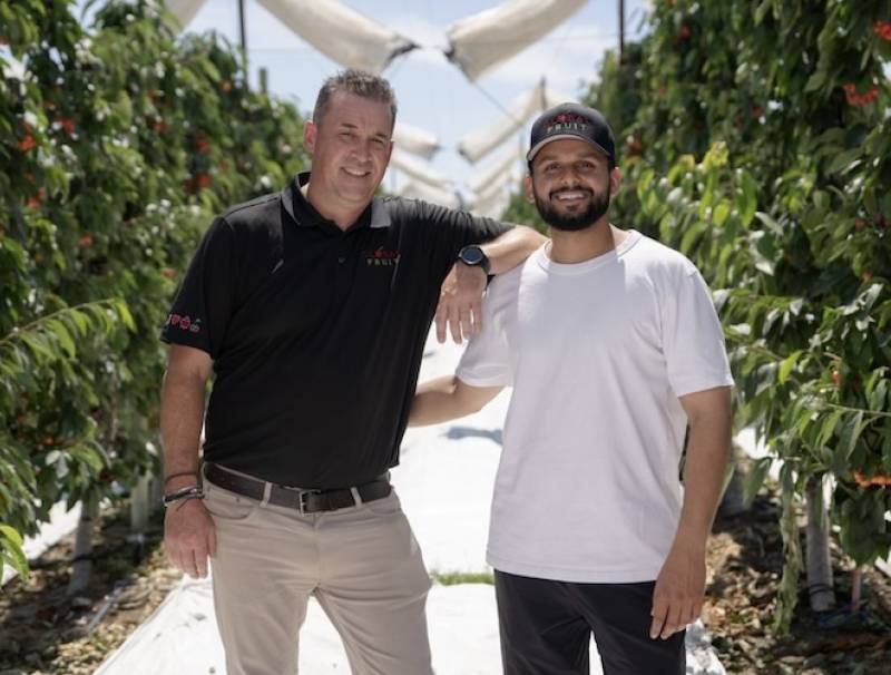 Andre Bailey (L), CEO, Global Fruit and one of the growers. Photo by Chris Stenberg. 